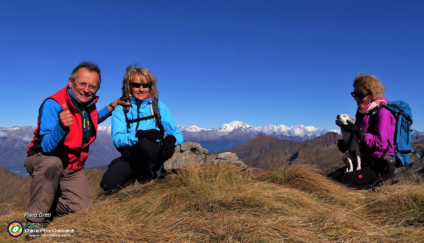 02 In vetta al Colombarolo (2309 m)...sole e cielo blu a nord! .JPG -                                